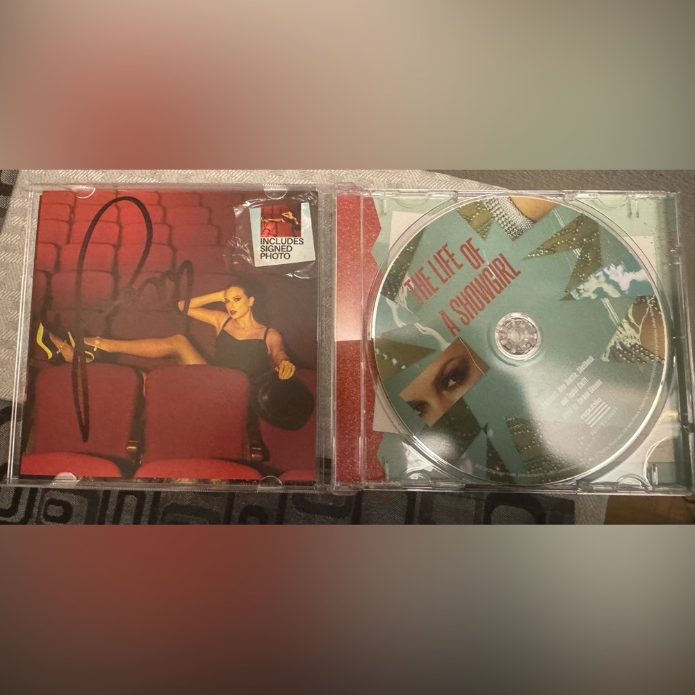 TAYLOR SWIFT The Life of a Showgirl SIGNED CD photo #4